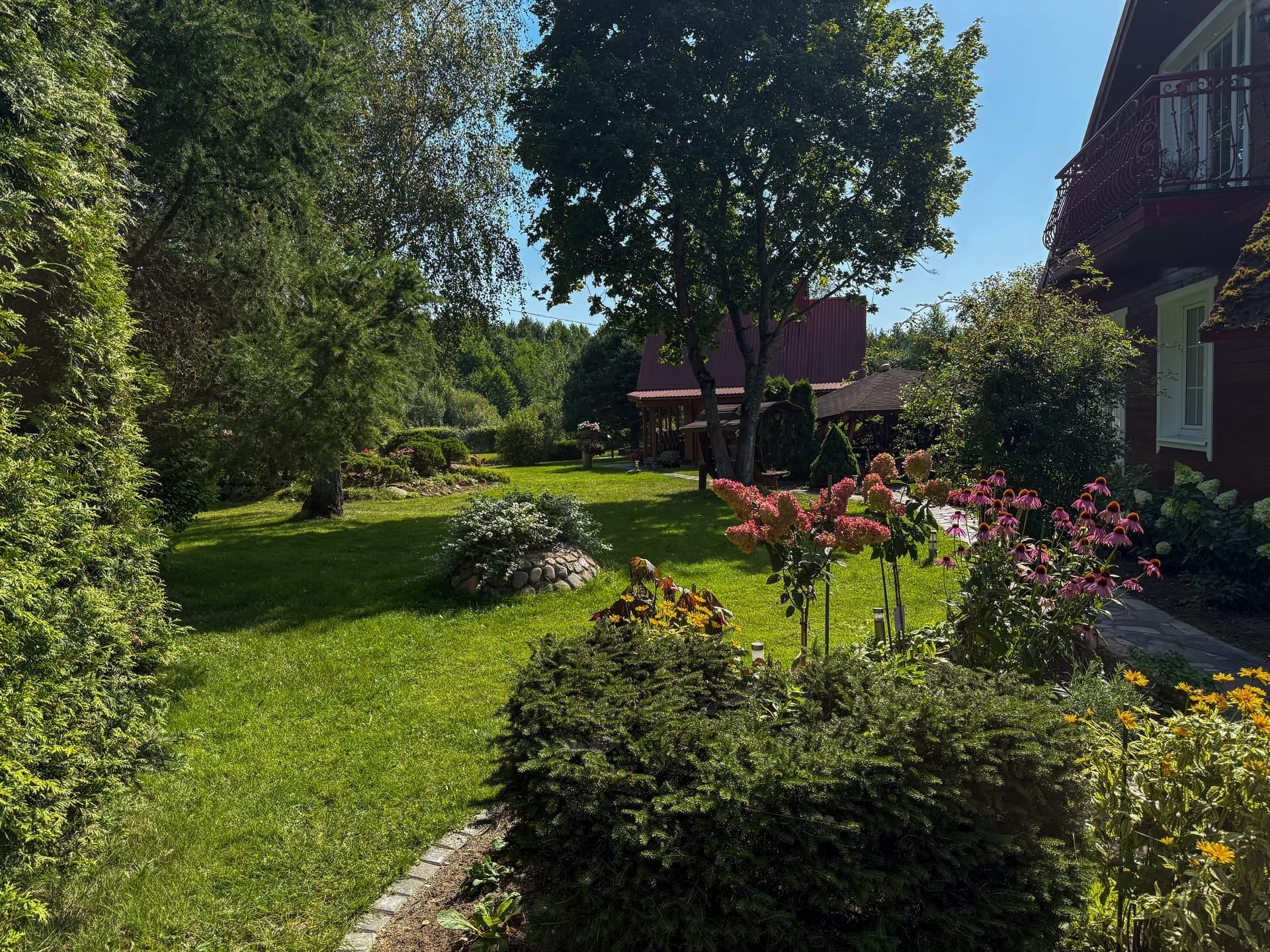 Sodo takelis su gėlėmis, vedantis prie namo